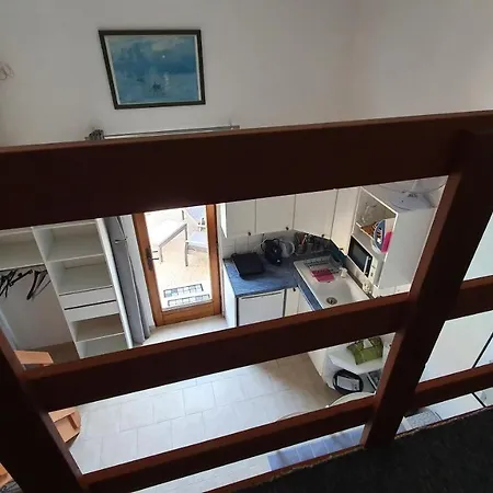 Studio-mezzanine Dans Apartamento